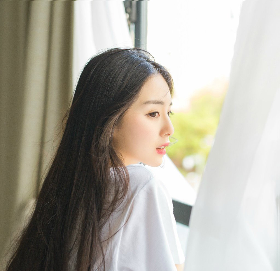 “下去吧，让人通知文和先生过来。”吕布靠在椅靠上，淡然道。